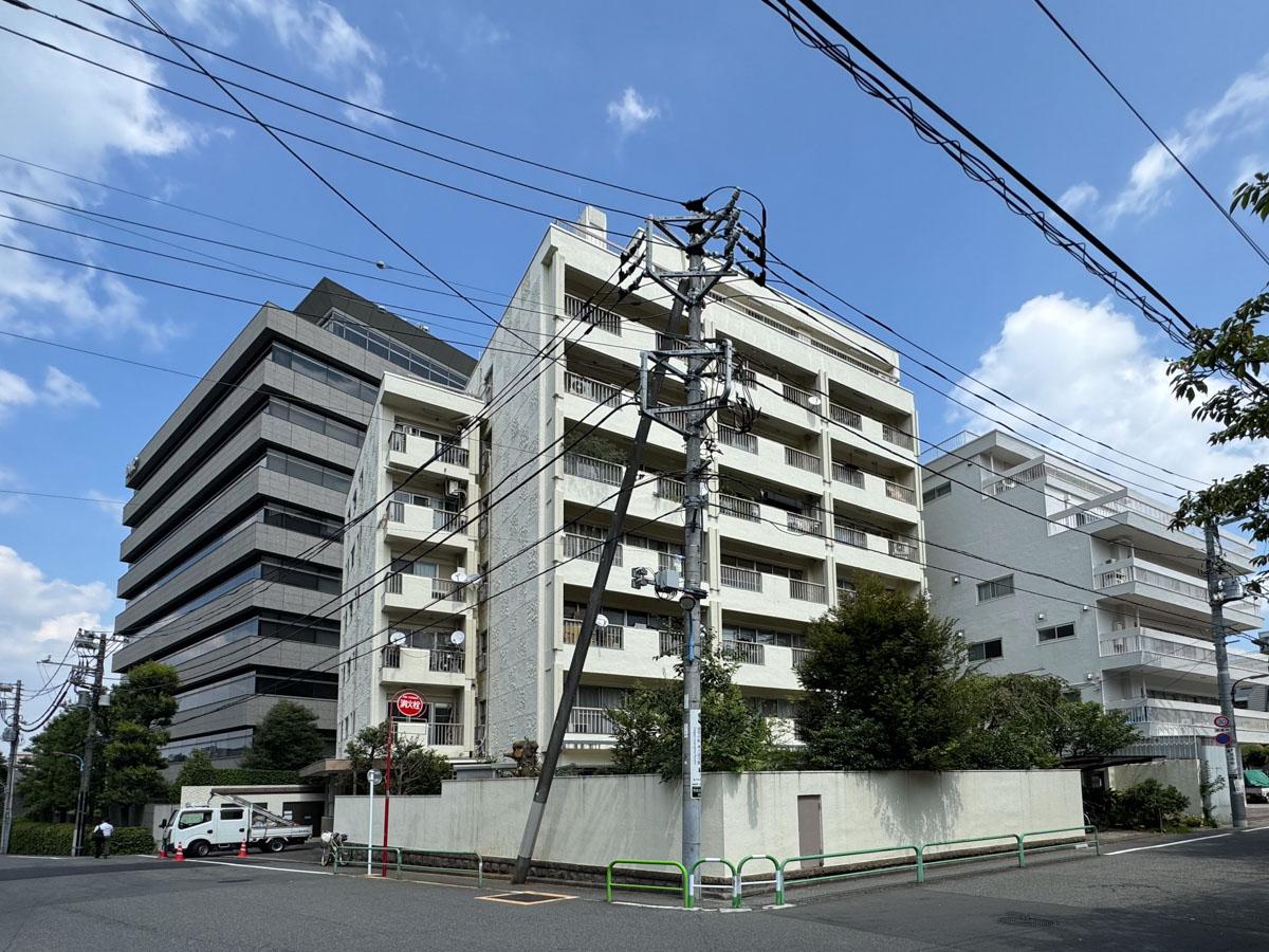 新宿区市谷左内町の賃貸物件/外観。車通りが少なく、静かな高台に立っています