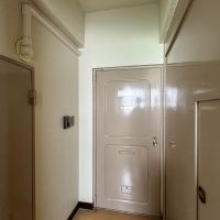 新宿区市谷左内町の賃貸物件/玄関ドア。共用部は結構年季が入ってます