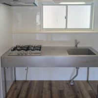 荒川区西日暮里の賃貸物件/オブジェのような造形美のキッチン。溝や段差がないので拭き掃除がラクラク。