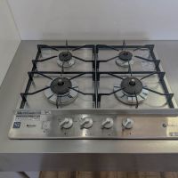 荒川区西日暮里の賃貸物件/4口ガスコンロ。並行して料理が作れるのは、何かと便利そうです。