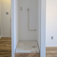 荒川区西日暮里の賃貸物件/洗濯機置き場。扉などが付いていないので、音が気になる場合があるかもしれません。出かける前に回してしまうのがオススメです。