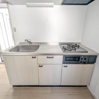 目黒区目黒の賃貸物件/キッチンは2口ガスコンロとグリルがあり、幅広い料理が作れそう。