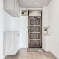 目黒区目黒の賃貸物件/キッチンのとなりには玄関。靴箱が備え付けてあります。