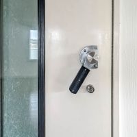 目黒区目黒の賃貸物件/居室のドアは防音室と同じつくり。昔の名残でしょうか。（楽器使用は不可）