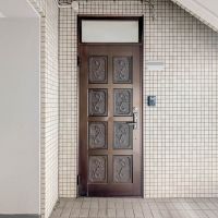 目黒区目黒の賃貸物件/玄関ドア。昔のデザインが残されています。