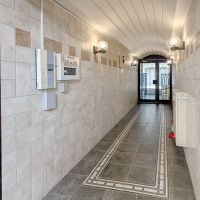 目黒区目黒の賃貸物件/建物入口はトンネルのようになっています。