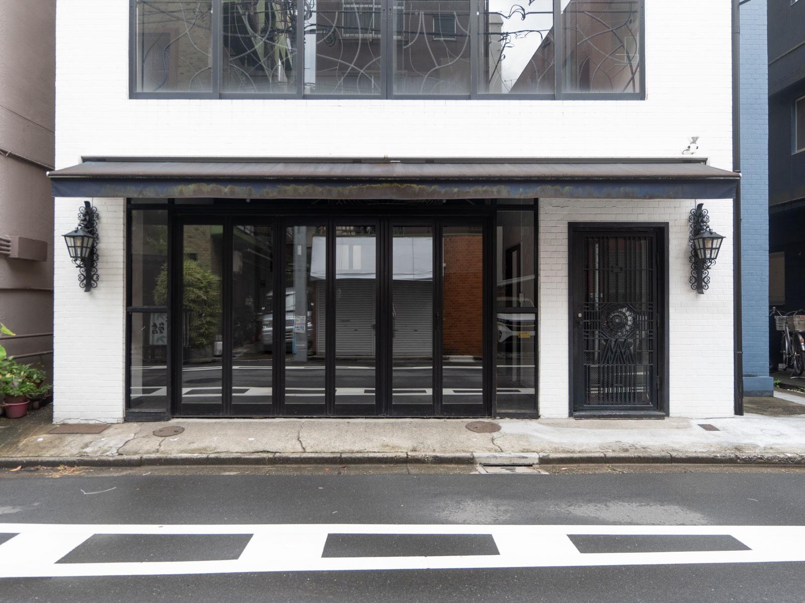新宿区早稲田鶴巻町の賃貸物件/面構えヨシ。右手の共用扉とは別に、1階区画には専用の大きな開口が。お店を開きたくなります