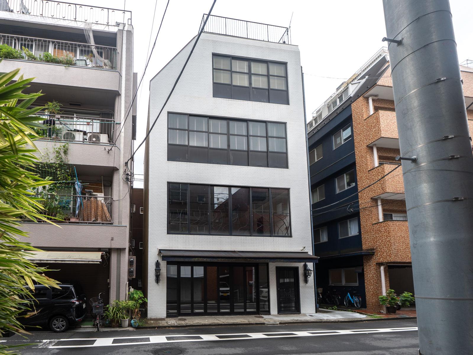 新宿区早稲田鶴巻町の賃貸物件/建物外観。5階建ての一棟貸し