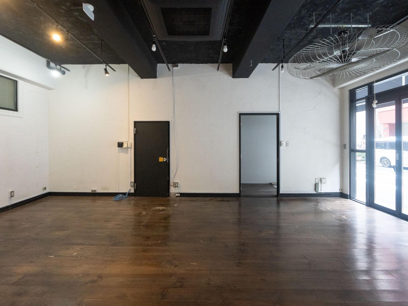 新宿区早稲田鶴巻町の賃貸物件/設備はエレベーター以外すべて残置物扱い。1階のエアコンは壊れている可能性が高いそうです