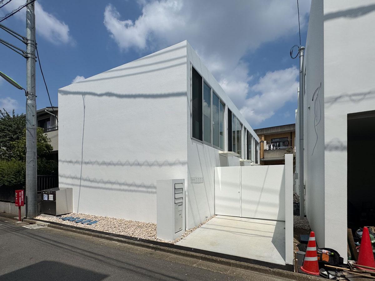 世田谷区赤堤の賃貸物件/まぶしく白く輝く外観