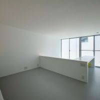 世田谷区赤堤の賃貸物件/2階。照明は天井ではなく、手すり壁にうめこまれている。細く直線的で見た目よく、調光も可能