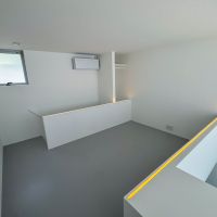 世田谷区赤堤の賃貸物件/窓側から見た2階。このミニマルさがインテリア好きの心をくすぐるような気がします