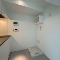 世田谷区赤堤の賃貸物件/2口IHコンロでコンパクトなキッチン。背面には洗濯機置き場