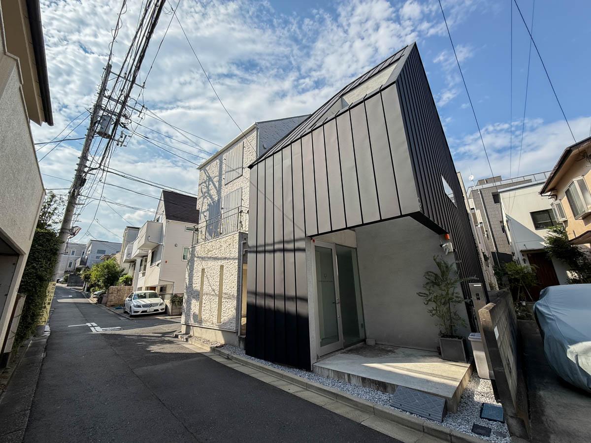 渋谷区代々木の売買物件/外観。黒いガルバリウムで覆われ、インパクトある建物です