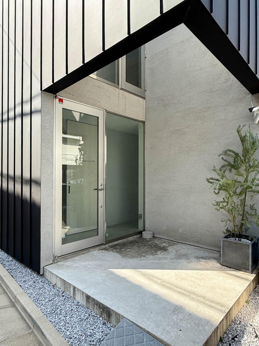 渋谷区代々木の売買物件/建物入口。駐車場はあえて設けず。建物の入口として顔をつくっています