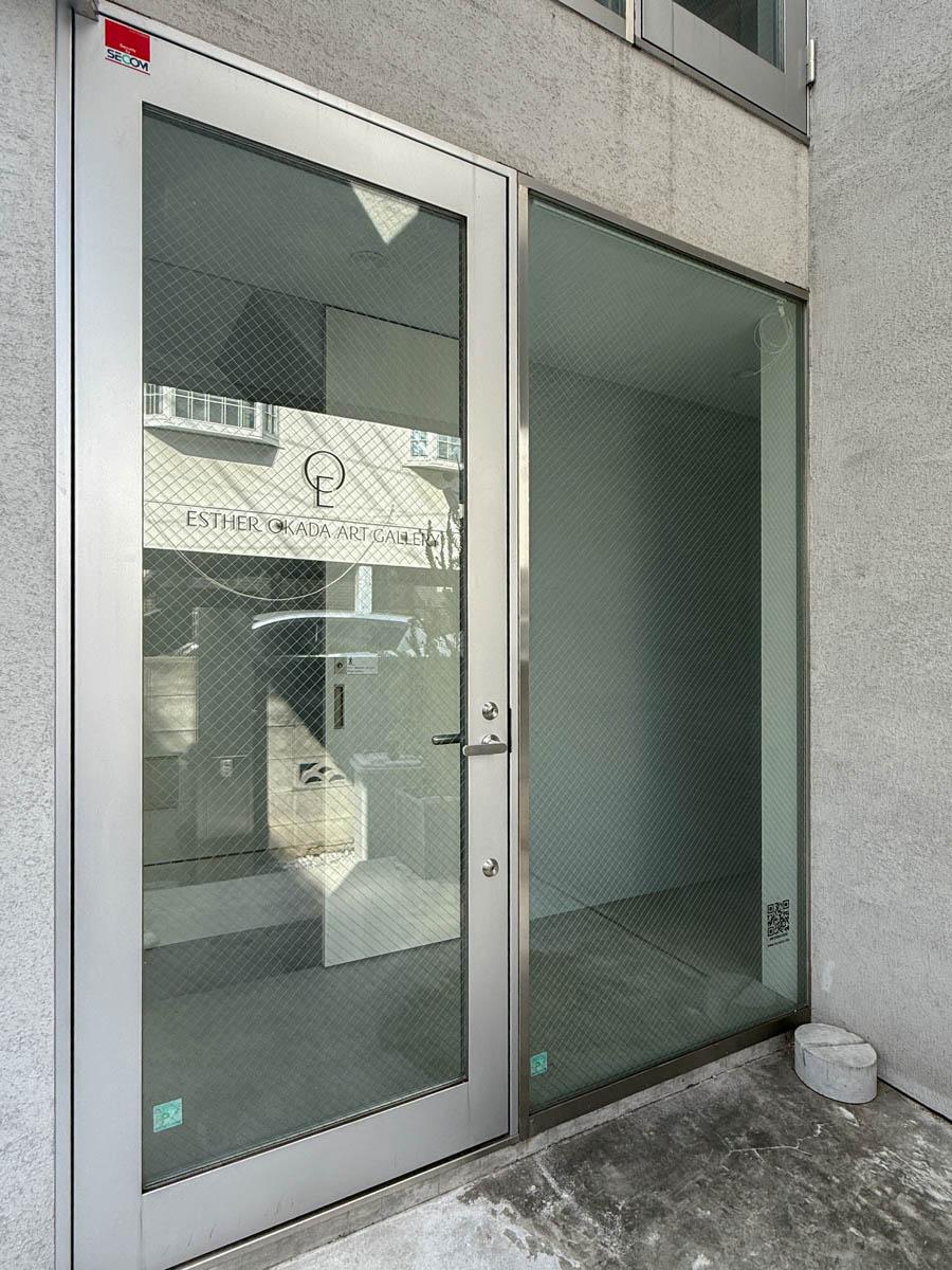 渋谷区代々木の売買物件/このガラスの開き戸は、住居部分とギャラリー部分で共用のつくり