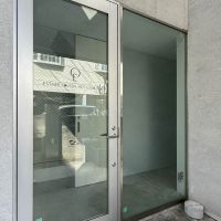 渋谷区代々木の売買物件/このガラスの開き戸は、住居部分とギャラリー部分で共用のつくり