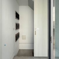 渋谷区代々木の売買物件/このガラスの開き戸の先に共用ロビー。そして引き戸を開けると地下ギャラリーに降りる階段が