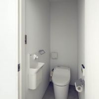 渋谷区代々木の売買物件/1階の共用ホールにあるお手洗い。地下ギャラリー用につくられています