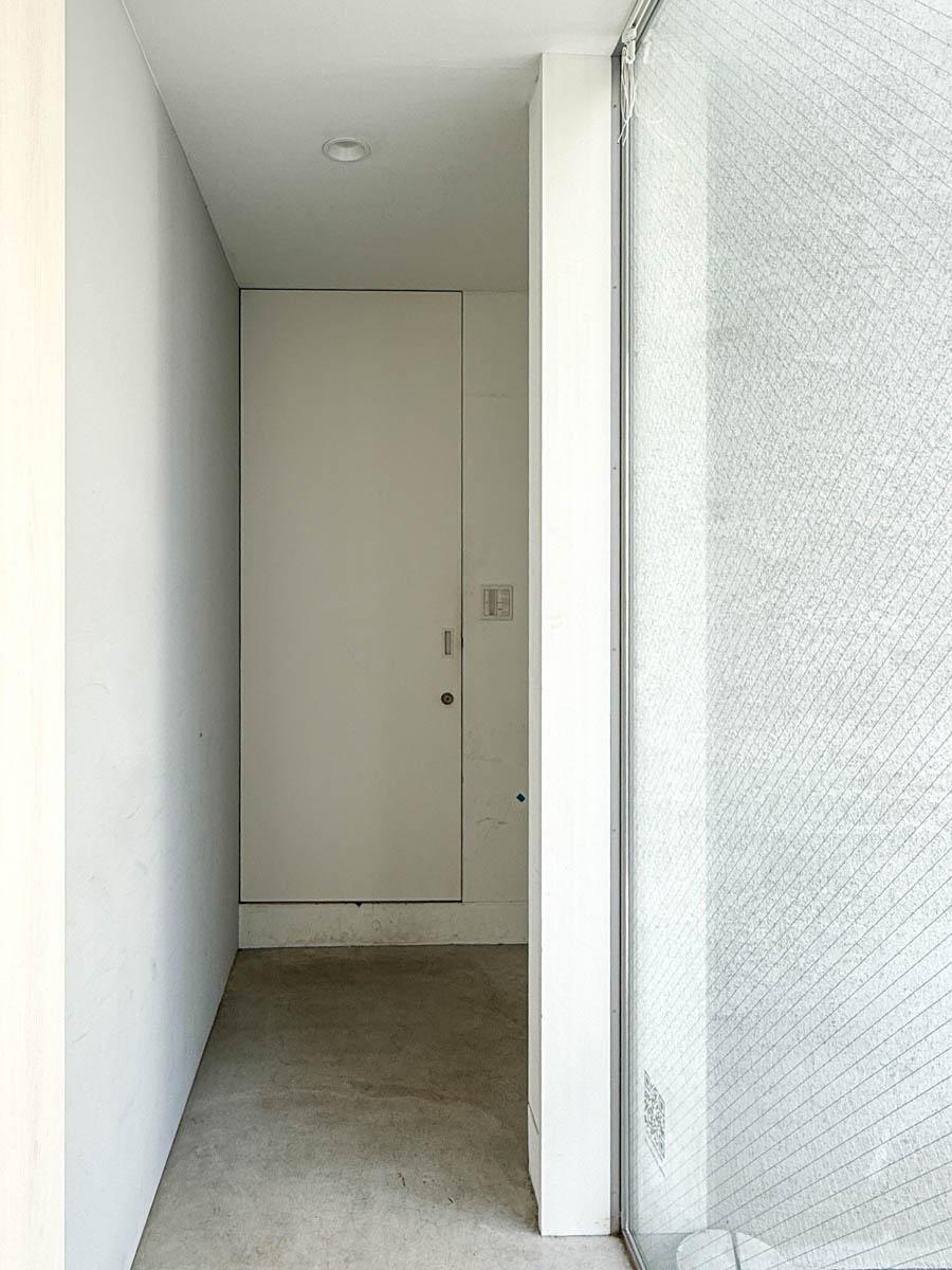 渋谷区代々木の売買物件/1階共用ロビー。奥の扉が住居スペースの入口。鍵がかけられるようになっている