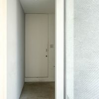 渋谷区代々木の売買物件/1階共用ロビー。奥の扉が住居スペースの入口。鍵がかけられるようになっている
