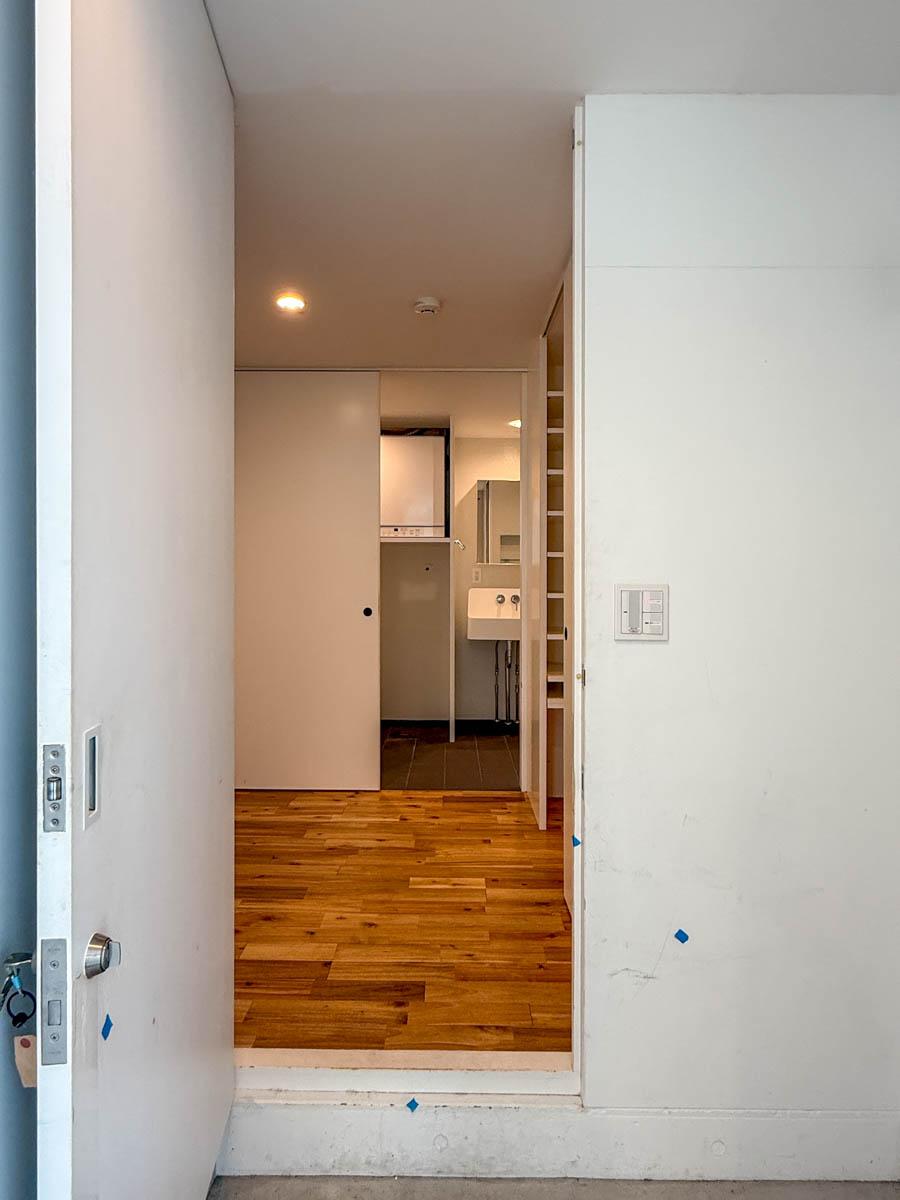 渋谷区代々木の売買物件/開けると住居のホールが待っています。奥に水回りスペース
