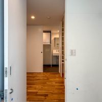 渋谷区代々木の売買物件/開けると住居のホールが待っています。奥に水回りスペース