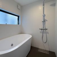 渋谷区代々木の売買物件/在来工法でつくられた浴室がかっこいい。大きな浴槽、オーバーヘッドのレインシャワーが特徴