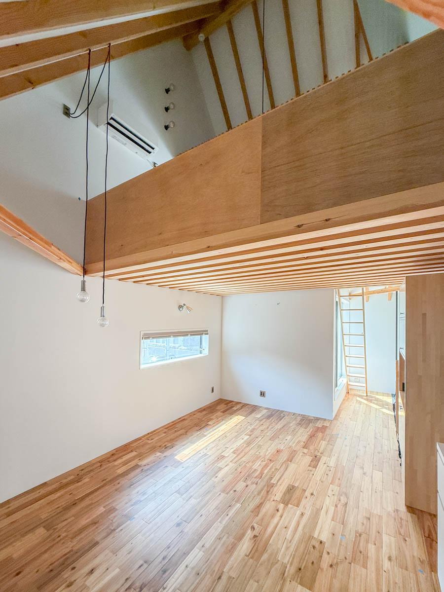 渋谷区代々木の売買物件/リビング奥から。天井のトップまで見せたく、少し広角めに撮影。大きな三角屋根の下にリビング・ロフトが収まっています。