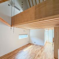 渋谷区代々木の売買物件/リビング奥から。天井のトップまで見せたく、少し広角めに撮影。大きな三角屋根の下にリビング・ロフトが収まっています。