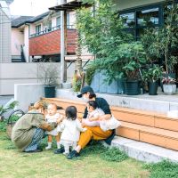 杉並区高円寺北の賃貸物件/腰かけて日光浴したり、子どもたちが遊ぶのにもぴったりな芝生の庭