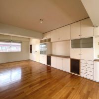 川崎市宮前区小台の売買物件/オーナーが造作したかわいらしい壁面収納、質のよさが感じられるフローリングとともにまだ現役で使うこともできそうです