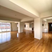 川崎市宮前区小台の売買物件/右奥の扉の先に寝室や玄関が控えています