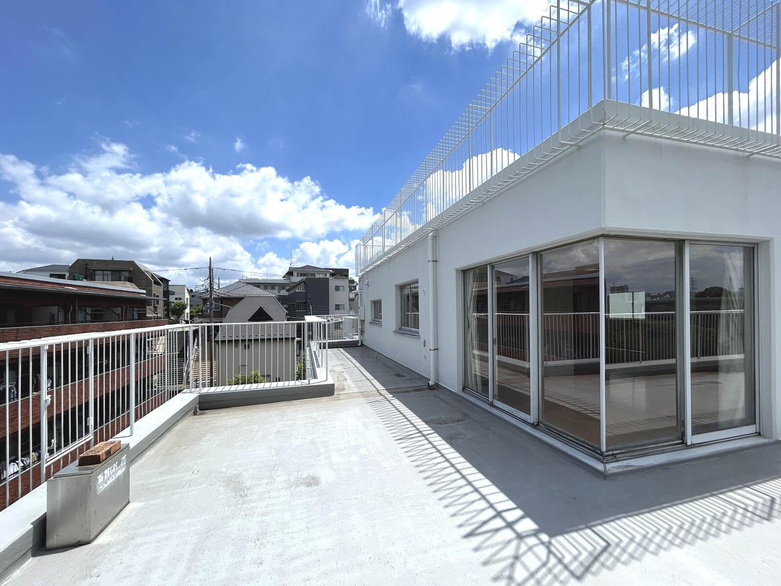 川崎市宮前区小台の売買物件/キッチンの窓前まで続いているバルコニー、洗濯物は奥のほうで