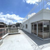 川崎市宮前区小台の売買物件/キッチンの窓前まで続いているバルコニー、洗濯物は奥のほうで