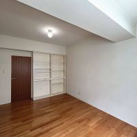 川崎市宮前区小台の売買物件/洋室② 収納棚はクローゼットに作り変えてみてもいいですね