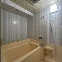 川崎市宮前区小台の売買物件/壁のタイルはすてきなんですが、バスルームは改修前提で考えましょう