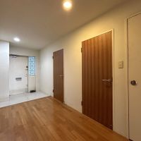 川崎市宮前区小台の売買物件/海外の家のように玄関も廊下もとにかくゆったり！ 大事な自転車も並べられますし、壁一面に収納を作ることもできそうです