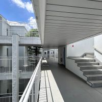 川崎市宮前区小台の売買物件/階段ですらオブジェのような造形に見えるすてきな建築です（エレベーターはあります）