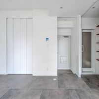渋谷区幡ヶ谷の賃貸物件/玄関側をみるアングル。右手奥には浴室、左側にはクローゼットがあります。