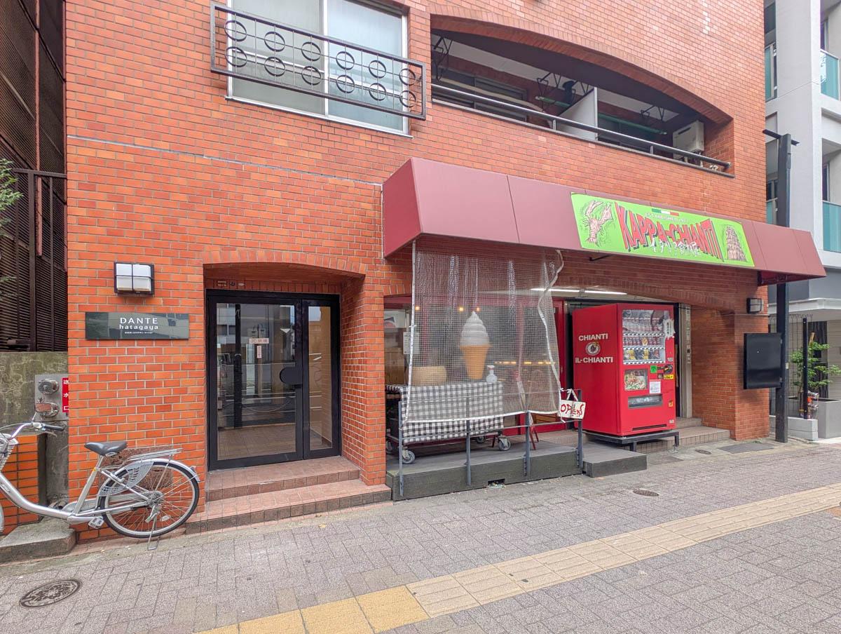 渋谷区幡ヶ谷の賃貸物件/外観。左側のガラスドアが入口です。右側はワインやパスタソースなどのイタリア食材を販売するお店があります。