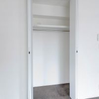 渋谷区幡ヶ谷の賃貸物件/クローゼット。若干奥行きが浅いですが、ちょっとした服などをかけておけます。