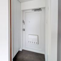 渋谷区幡ヶ谷の賃貸物件/玄関。手前左側に見えている茶色の線は、壁に埋まっている引き戸です。若干取り出しにくいですが、引き戸を閉めればドアを隠すことができます。