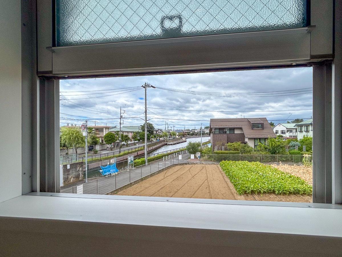 葛飾区東水元の賃貸物件/2階：小さな窓から、水元公園の水路がちらり