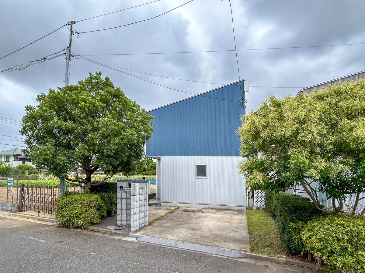 葛飾区東水元の賃貸物件/今回募集するのはブルーの建物（A棟）。ゆとりのある駐車場付きです