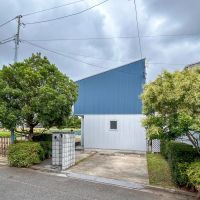 葛飾区東水元の賃貸物件/今回募集するのはブルーの建物（A棟）。ゆとりのある駐車場付きです