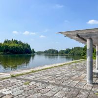 葛飾区東水元の賃貸物件/水元公園：池のほとりにあるパーゴラの下でひと休憩