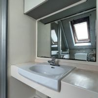 杉並区高円寺北の賃貸物件/下階：トイレの向かいに洗面台