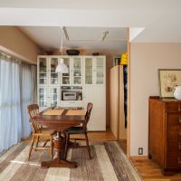 埼玉県所沢市小手指の売買物件/あえてキッチン前にダイニングテーブルを置かず、自然光がより入る食卓空間にしている