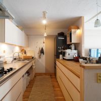 埼玉県所沢市小手指の売買物件/幅広で使いやすそうなキッチン　一部壁で仕切られ、開放感とおこもり感の良いとこどり